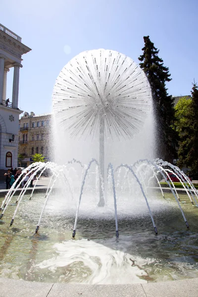 Sferische fontein dressoir in Kiev, Oekraïne — Stockfoto
