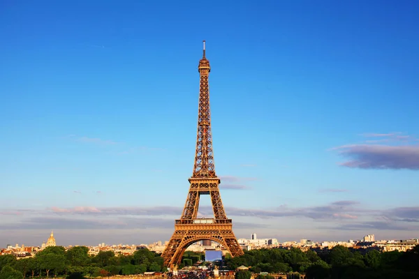 Eiffeltornet i Paris, vy från torget Trocadero — Stockfoto