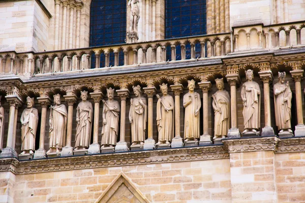 Fragmento de fachada gótica católica Catedral de Notre Dame en París — Foto de Stock