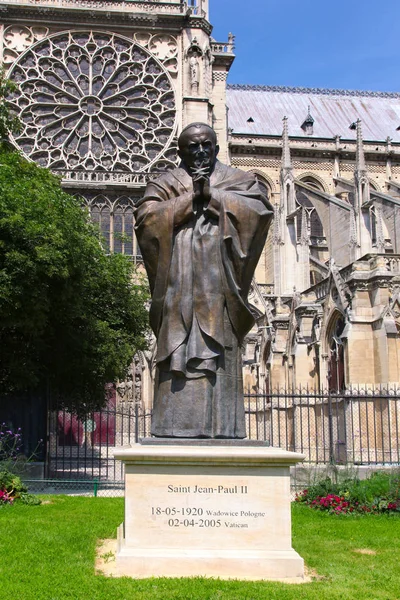 Париж, Франция, 6 июля 2016 года: Статуя Иоанна Павла II с Нотр-Дамом на заднем плане, Париж, Франция — стоковое фото