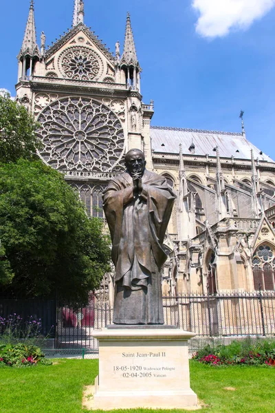 Paryż, Francja, 6 lipca 2016: pomnik Jana Pawła II z Notre Dame w tle, Paryż, Francja — Zdjęcie stockowe