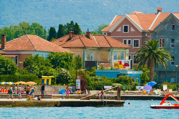TIVAT, MONTENEGRO: JULY, 5, 2015 Tivat, promenade pantai pada hari yang cerah di musim panas, Montenegro — Stok Foto