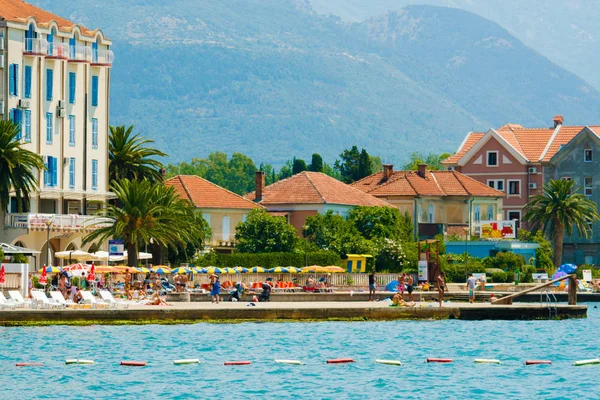 Tivat, Montenegró:, 5, 2015 júliusáig Tivat, tengerparti sétány, a nyári napsütésben, Montenegró — Stock Fotó