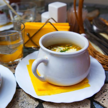 Ekşi Krem ve bir bardak meyve suyu ile öğle çorbası