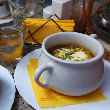 Ekşi Krem ve bir bardak meyve suyu ile öğle çorbası