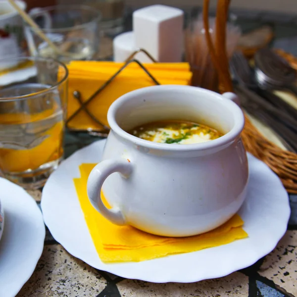 Ekşi Krem ve bir bardak meyve suyu ile öğle çorbası