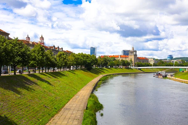 VILNIUS, LITHUANIA, JULY 08, 2016: View to the Vilnius city and Neris river — Stock Photo, Image