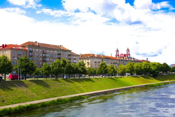 VILNIUS, LITHUANIA, JULY 08, 2016: View to the Vilnius city and Neris river — Stock Photo, Image