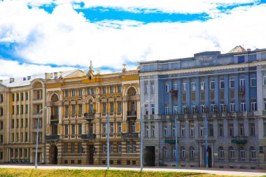 Vilnius 'ta nehir Nyaris boyunca evler, bulutlu bir yaz günü