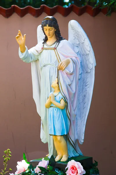 Estatua ángel y niño, religión — Foto de Stock