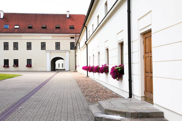 National Museum of Lithuania, courtyard with flowers on a sunny summer day — Stock Photo, Image