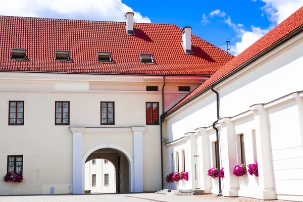 National Museum of Lithuania, courtyard with flowers on a sunny summer day — Stock Photo, Image