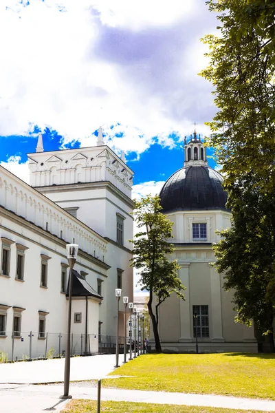 Reconstruido Palacio Real de Lituania en la Plaza de la Catedral, Vilna, Lituania . — Foto de Stock