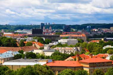 Vilnius eski şehir Gediminas tepeden çekilen güzel yaz panoraması 
