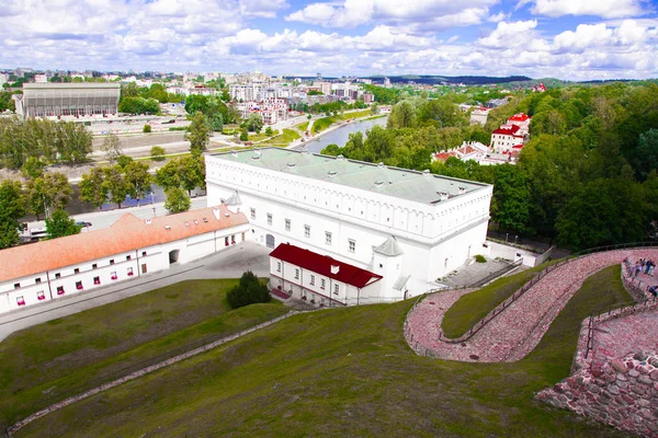 VILNIUS, LITUANIA 08 JULIO 2016: Hermoso panorama veraniego del casco antiguo de Vilna tomado de la colina de Gediminas — Foto de Stock