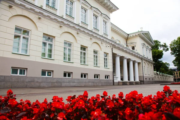 大統領宮殿 (リトアニア語: Prezidentura)、夏でビリニョスのオールド タウンに位置する、公式のオフィスおよびリトアニアの大統領の最終的な公式の住居 — ストック写真