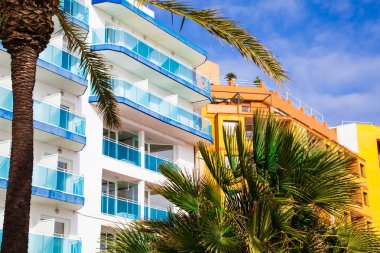 Costa Brava İspanya ilk satırda palmiye ağaçlarının ile güzel oteller