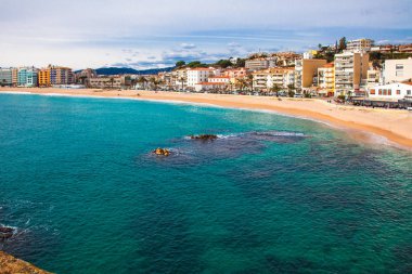 Blanes, İspanya 14 Şubat 2018: Blanes panoramik görünümünde kıyı şeridi ve plaj kışın