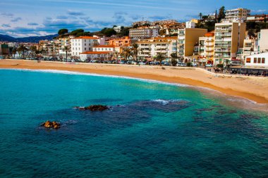 Blanes, İspanya, 14 Şubat 2018: Blanes dolgu, Costa Brava, Sa Palomera cliff güzel denizden