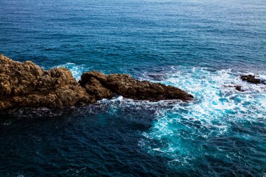 Akdeniz ile dalgalar kayaların, İspanya kıyısında arasındaki