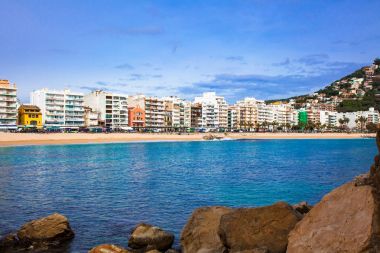 Blanes, İspanya, 14 Şubat 2018: Blanes dolgu, Costa Brava, Sa Palomera cliff güzel denizden