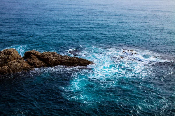 Akdeniz ile dalgalar kayaların, İspanya kıyısında arasındaki