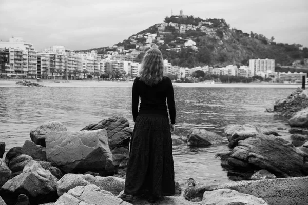 Spanya Kıyısında Uzun Bir Elbise Siyah Beyaz Dans Deniz Kenarında — Stok fotoğraf