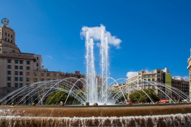 Plaza Catalunya Barcelona, heykeller, heykeller ve çeşmeler