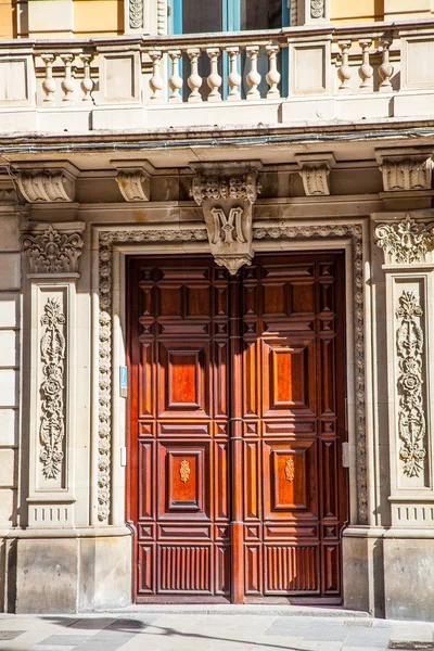 Hermosa Puerta Madera Vieja Una Casa Vieja Barcelona —  Fotos de Stock
