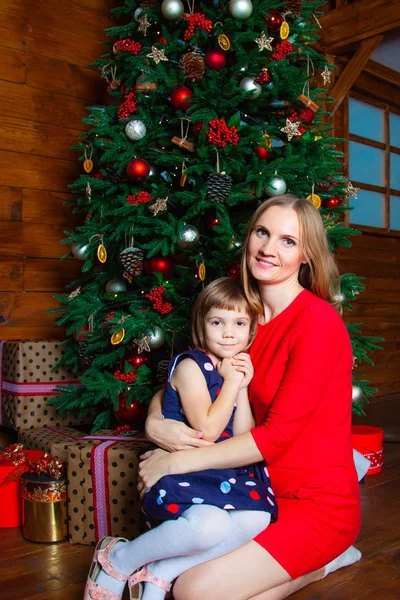 Madre Sostiene Una Pequeña Hija Árbol Navidad Una Noche Festiva — Foto de Stock
