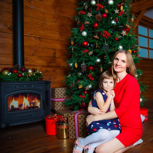 Madre Sostiene Una Pequeña Hija Árbol Navidad Una Noche Festiva — Foto de Stock
