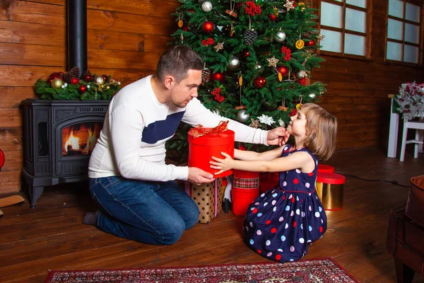 Papá Regalo Una Hija Pequeña Árbol Navidad Una Casa Madera — Foto de Stock