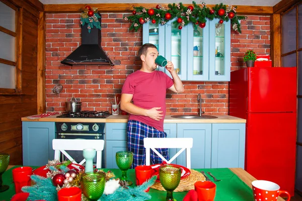 Een Jongeman Drinkt Morgens Uit Een Kop Koffie Water Overmatig Stockfoto