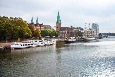 Bremen Almanya, 10 Ekim 2019: Şehrin, Weser nehrinin ve eski gemilerin manzarası