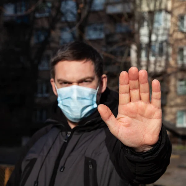 ウイルスのCovid 19を停止します 医療マスクの男は ヨーロッパの都市でパンデミックを停止し コロナウイルスから身を守る ストック写真
