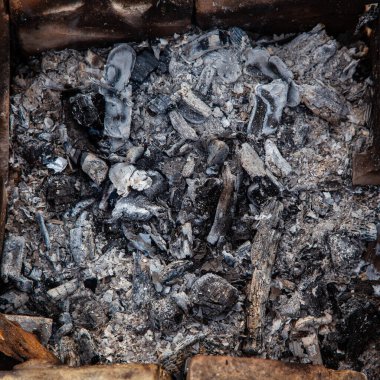 Ateş ve barbekü sonrası kömür ve küller.