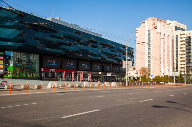 KYIV, UKRAINE Nisan 5, 2020. Alışveriş merkezinin etrafındaki boş alan Ocean Plaza 'nın.