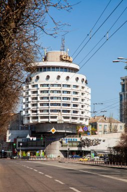 KIEV, UKRAINE APRIL 5, 2020: Hotel Salute, pan-19 salgını nedeniyle karantina sırasında Kiev 'in boş sokakları