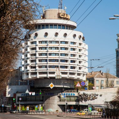 KIEV, UKRAINE APRIL 5, 2020: Hotel Salute, pan-19 salgını nedeniyle karantina sırasında Kiev 'in boş sokakları