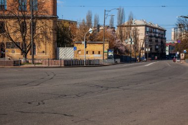 KYIV, UKRAINE Nisan 5, 2020. Arsenalna Meydanı. Kiev 'de güneşli bir bahar günü, insan yok..