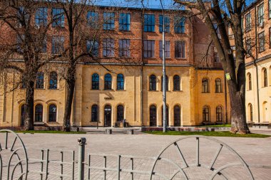 KYIV, UKRAINE - 5 Nisan 2020: Yazılı KYIVFOODMARKET binası. Arsenal fabrikasının eski binasındaki iki düzineden fazla işletmeye katılan bir yemek salonu.