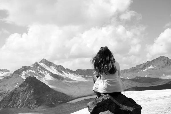 Uma jovem está meditando no topo de uma montanha durante um acampamento — Fotografia de Stock