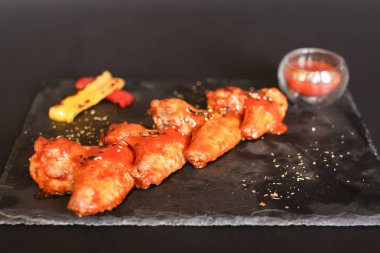 Kara günü kırmızı soslu kızarmış tavuk kanadı