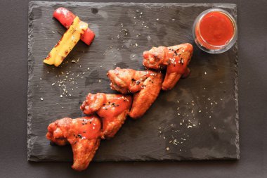 Kara günü kırmızı soslu kızarmış tavuk kanadı