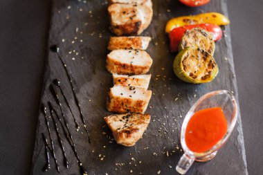  Tavuk göğsü ve ızgara sebze