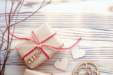 Eko Paket hediye ahşap yürekleri. İyi ki doğdun aşk kartı arka plan.