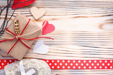 Eko Paket hediye ahşap yürekleri. İyi ki doğdun aşk kartı arka plan.