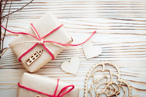 Eko Paket hediye ahşap yürekleri. İyi ki doğdun aşk kartı arka plan.