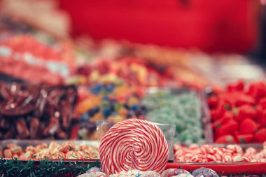 Renkli candy tarafından çevrili sarmal lolipop bulanıklık