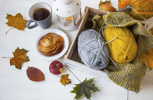 Άνετο φθινοπωρινή διακόσμηση με τσάι, το κουλούρι κανέλας, φαναριών, φύλλα, knitt — Φωτογραφία Αρχείου